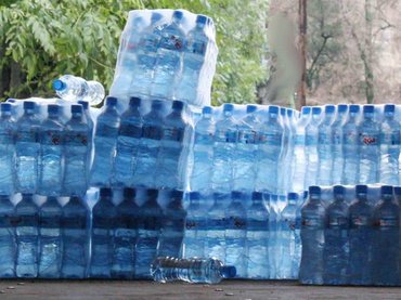 Poblado de EU prohíbe vender agua en botellas de plástico