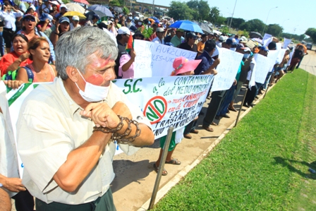 Vecinos protestan por malos olores y piden traslado de San Aurelio